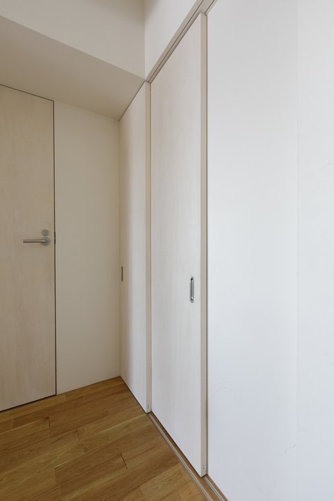 玄関ホールの冷暖房効率アップのために設置した引き戸