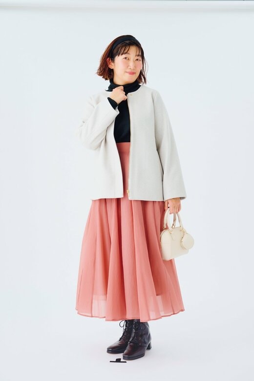 ノーカラーアウターとスカートを使ったコーディネートの川村さん