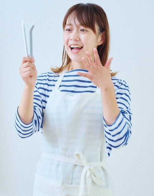 隙間掃除シリーズのヘラとブラシを持つ女性