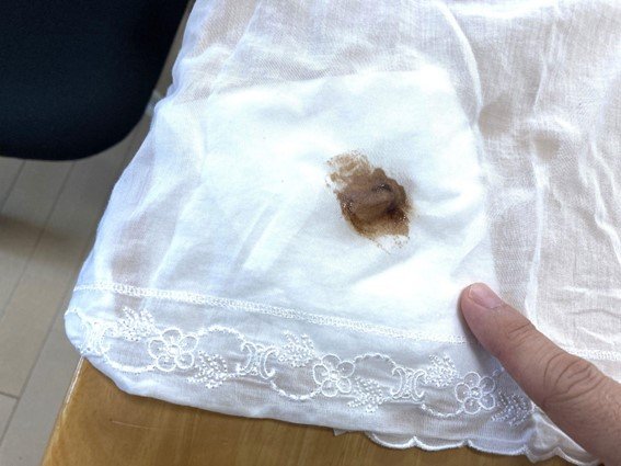 服の裏にペーパーを挟む