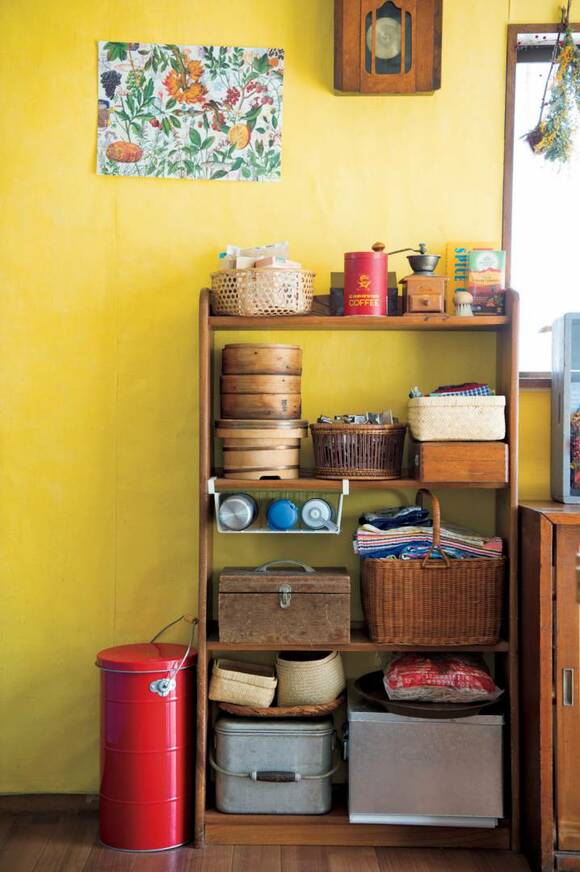 棚にコーヒーセットなど