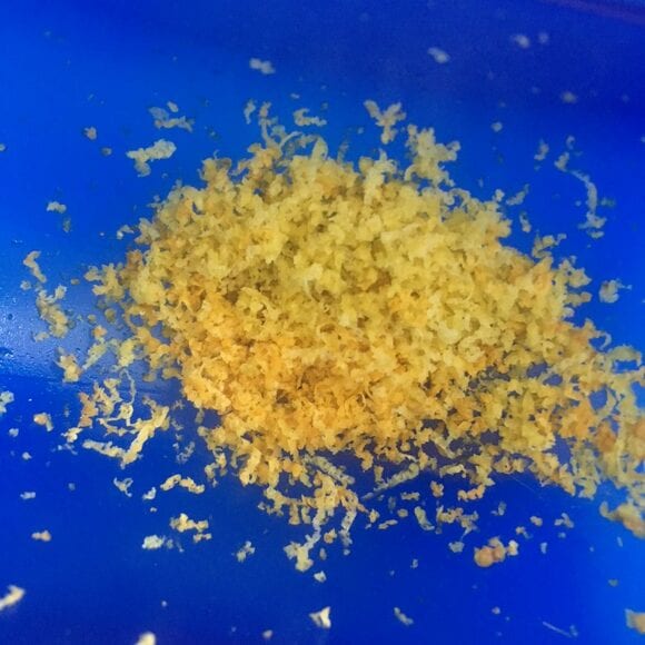 レモンは皮をすりおろす