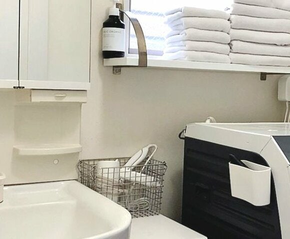 毎日みんなが使うドライヤー類は見せる収納で出しっぱなしに