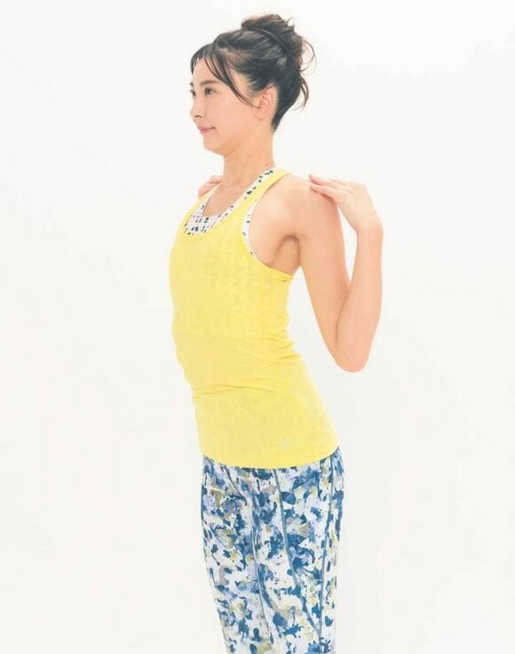 黄色の服を着た女性ひじを後ろ下に