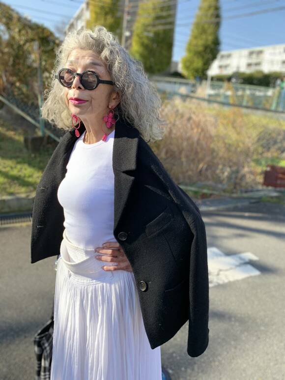 黒ジャケットに白Tと白スカート