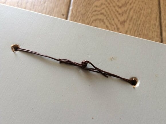 扉の穴の順番で通します