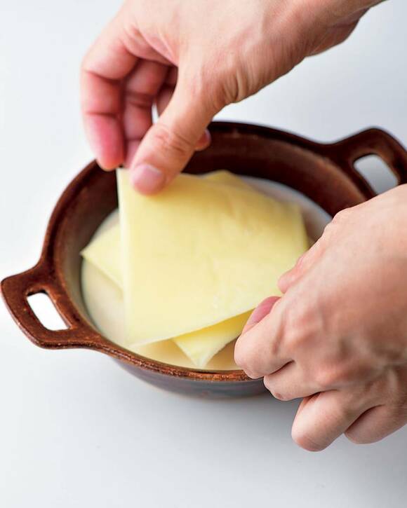 グラタン皿にチーズ