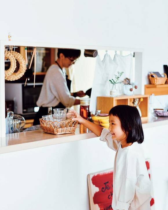 コップを取り出す子ども