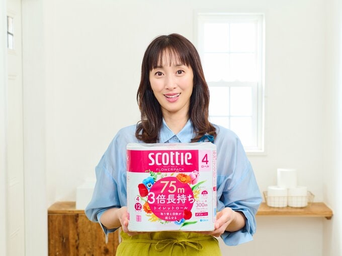 トイレットロールを持つ坂下千里子さん