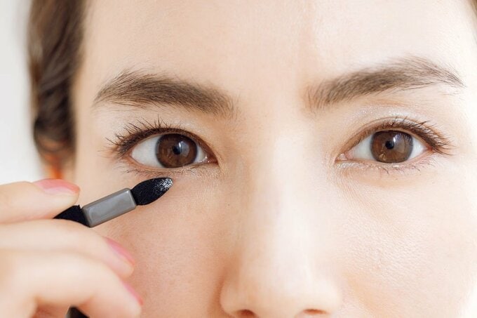 目の下に細チップ