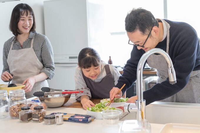 家族で料理をしている写真