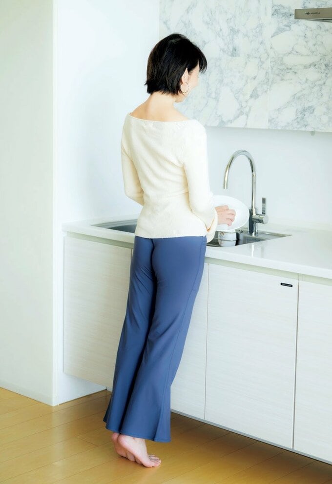 洗い物をしながら運動する人