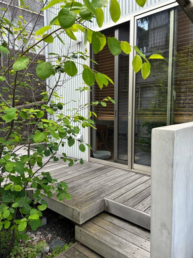 色あせたウッドデッキ