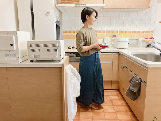 和田さんがキッチンに立っている画像