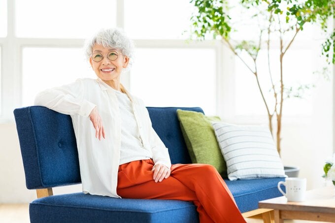 ソファに座る高齢女性