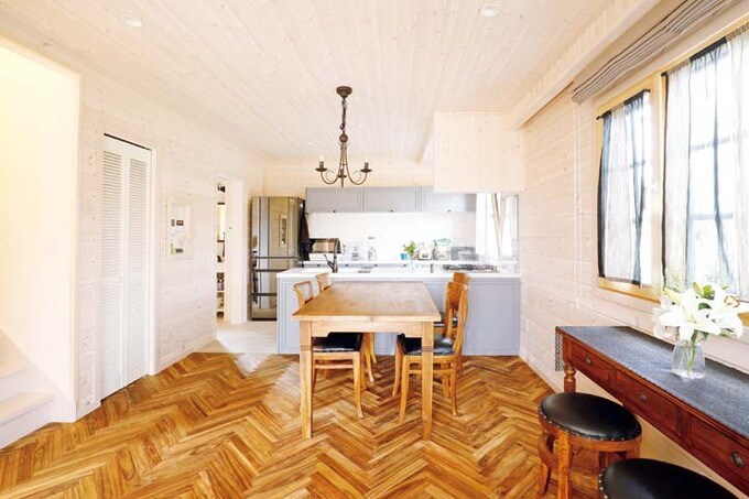 ヘリンボーン張りのダイニング