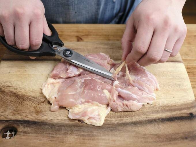 鶏肉の下処理をする