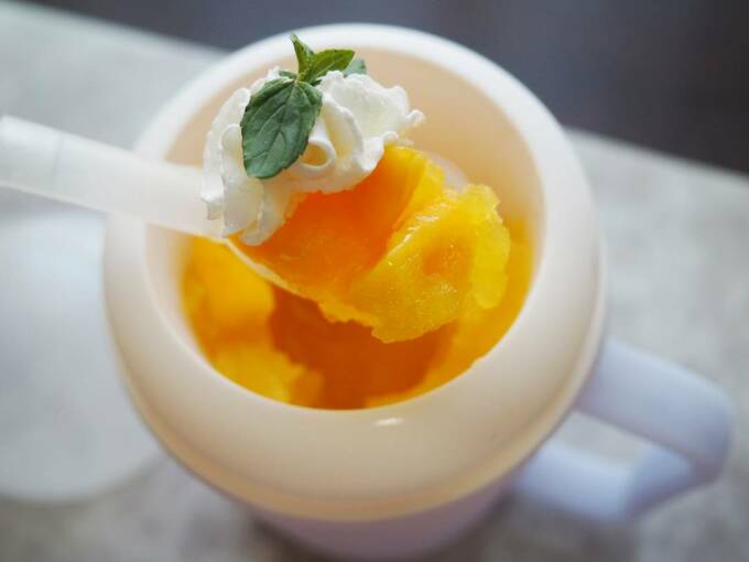 スイーツをスプーンですくった様子