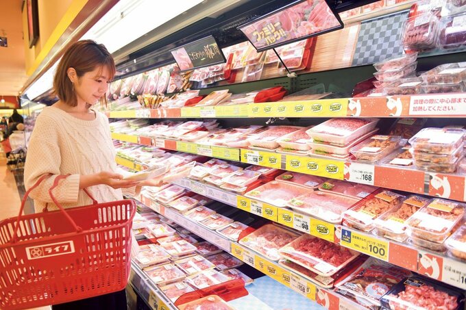 スーパーのお肉コーナーに女性