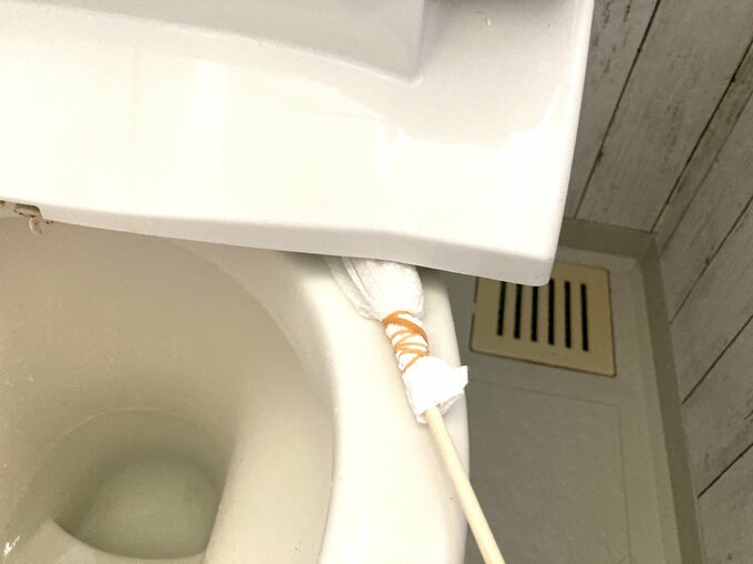 便座側も裏返してふき取る