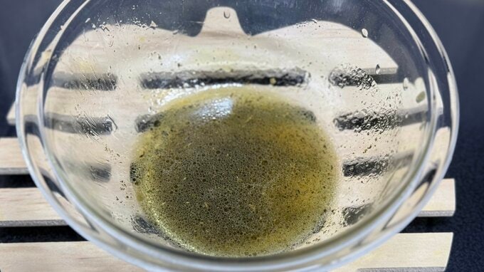 はちみつとジャスミン茶葉、すだち果汁、塩、オリーブオイルを混ぜあわせたもの