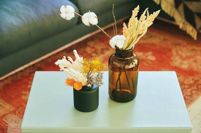 花びんに入れた枝ものやドライフラワー