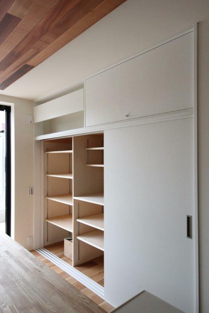 逆の収納扉を開ける