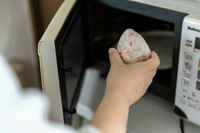 おにぎりを電子レンジにいれている様子