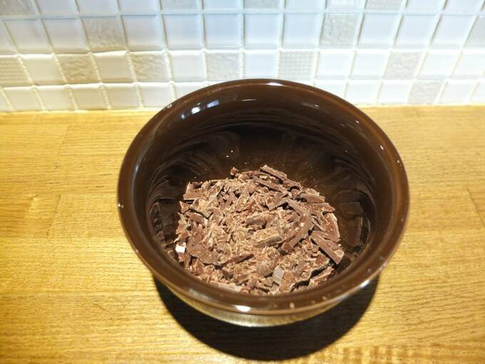 ボウルに細かく刻んだ板チョコ