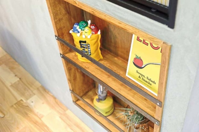 雑貨などを飾ったニッチ