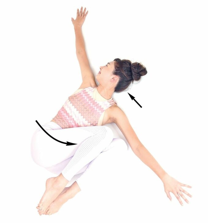 ひざを胸に寄せたまま左側の床に倒し、首は右側へ