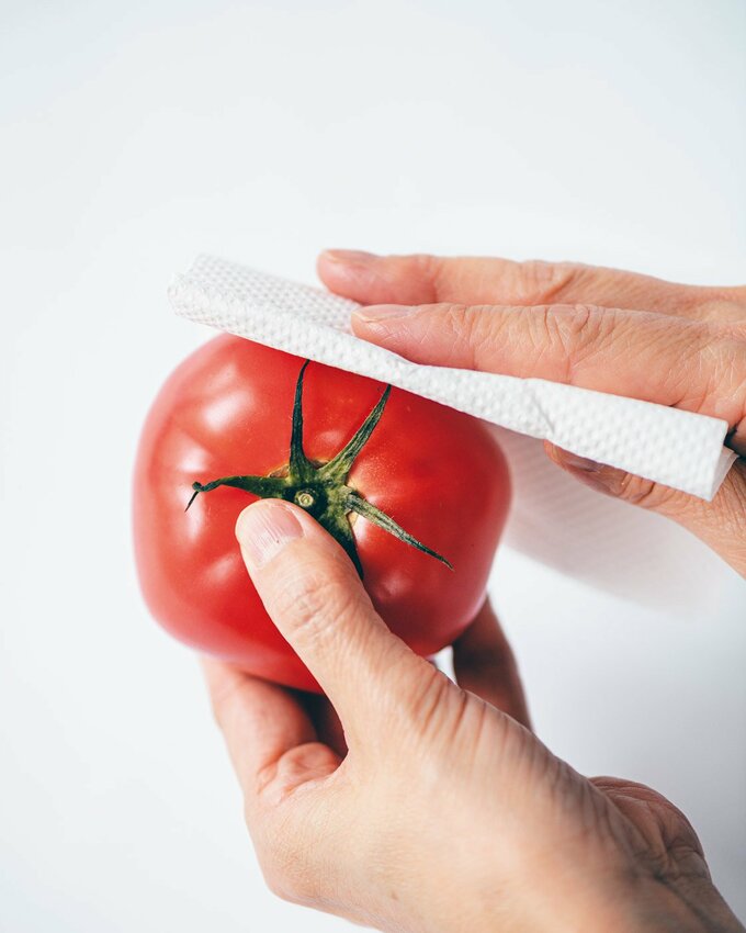 トマトの汚れ・水気をふく