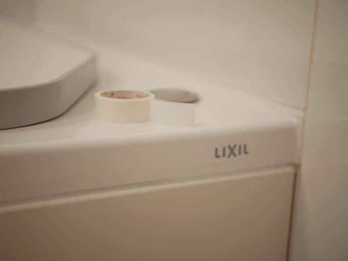 浴槽の角に置かれているマステ