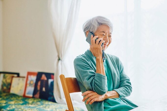 電話する女性