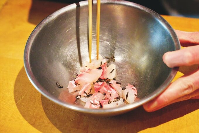 白身魚と刻み塩昆布をあえている様子