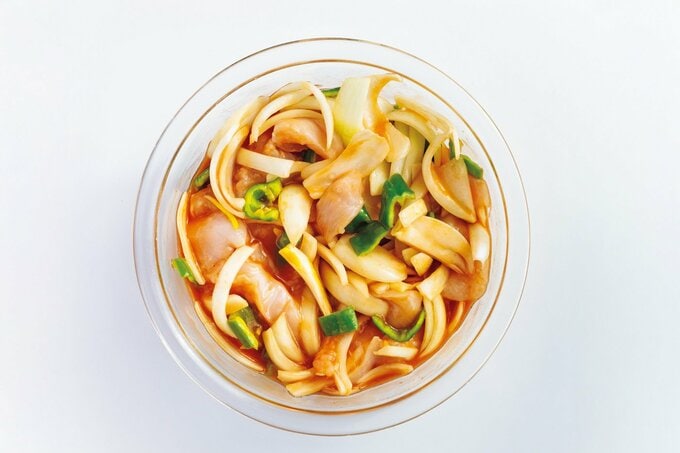調味料といっしょに耐熱ボウルに入れられた鶏胸肉