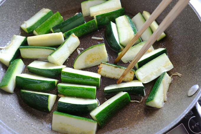 フライパンにズッキーニ