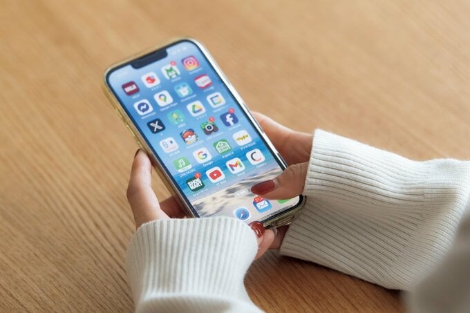 スマホと女性の手