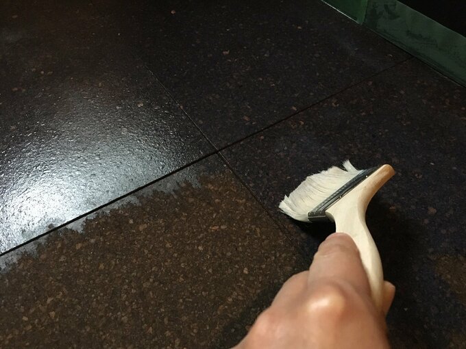 コルクタイルの表面にワックスを塗る