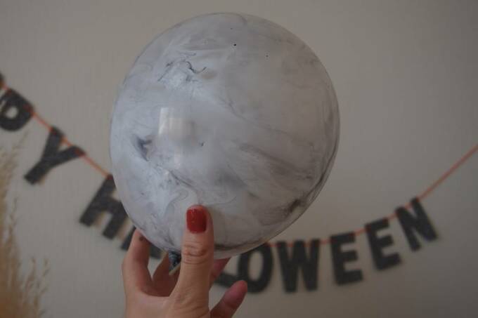 膨らませた風船を持つ様子