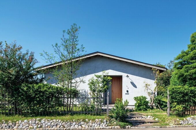 切妻の大屋根がかかった平屋