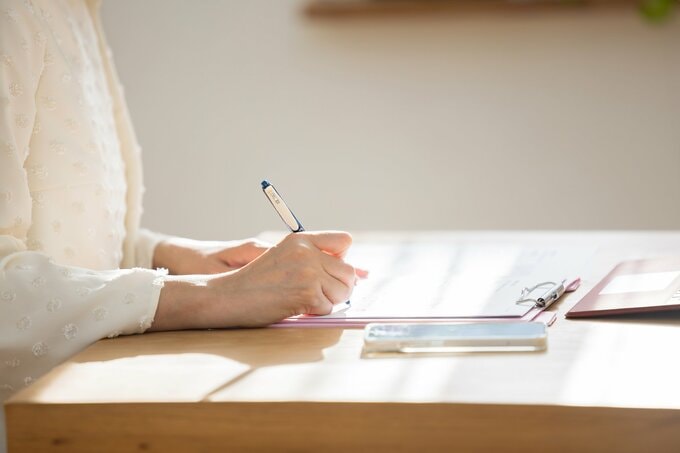 ノートを書いている女性