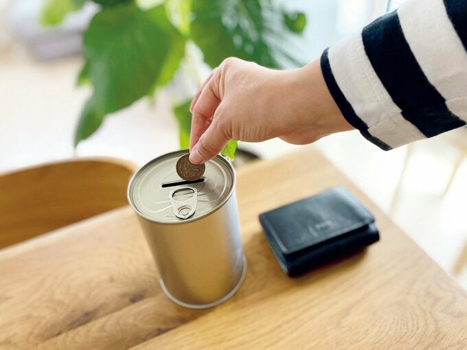 貯金をする様子