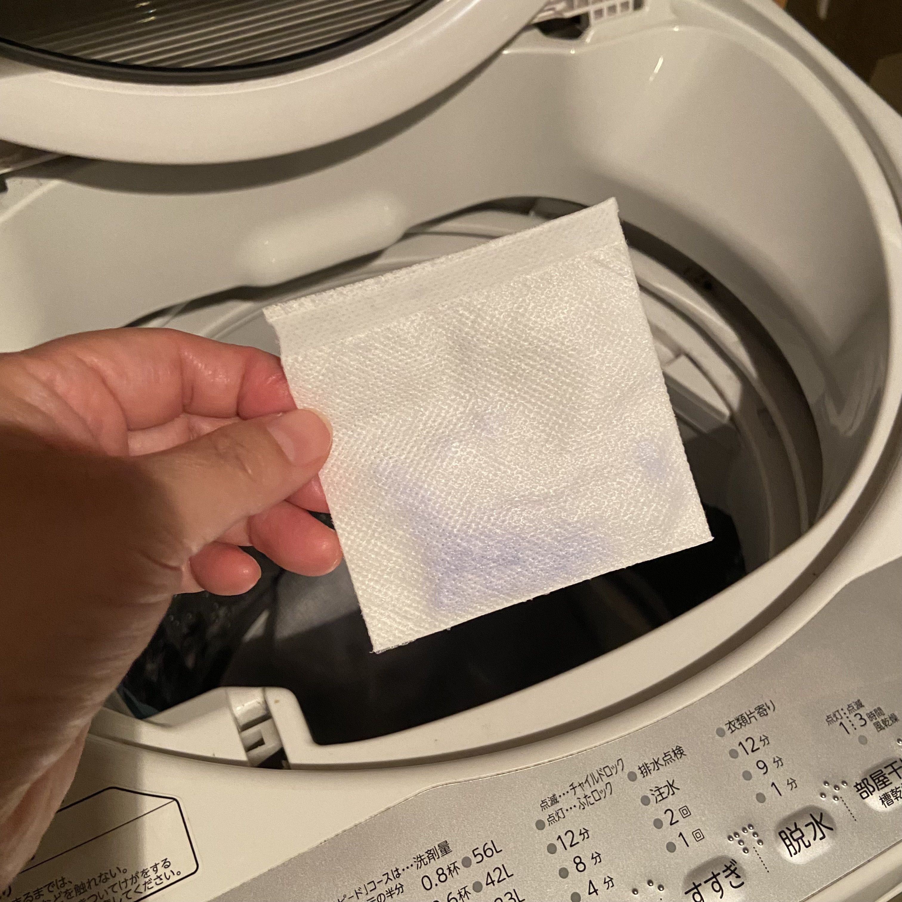 ダイソーの洗濯機の防カビグッズ 一緒に洗うだけで服やタオルのにおい対策に Esseonline エッセ オンライン