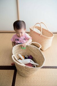 バッグにも収納にも使えるカゴを活用