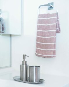 洗面小物をトレーにのせたらホテル風に。掃除もラクちん