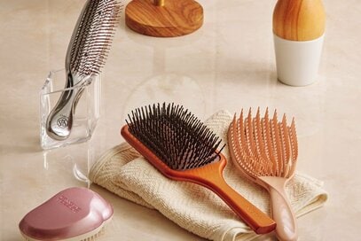 いつまでもキレイな髪になる「ヘアブラシの選び方」。おすすめのブラシや髪がうるおう“とかし方”も