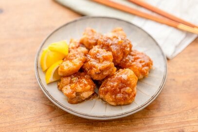 ジューシーな鶏もも肉のネギだれ焼き。ご飯がすすむ甘辛味も最高