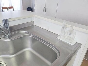 片付けたのに使いにくい。キッチンシンクの水はね対策とスッキリさせるコツ