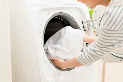 洗濯物が臭い…原因は「洗濯槽」かも。洗剤の入れすぎにも要注意
